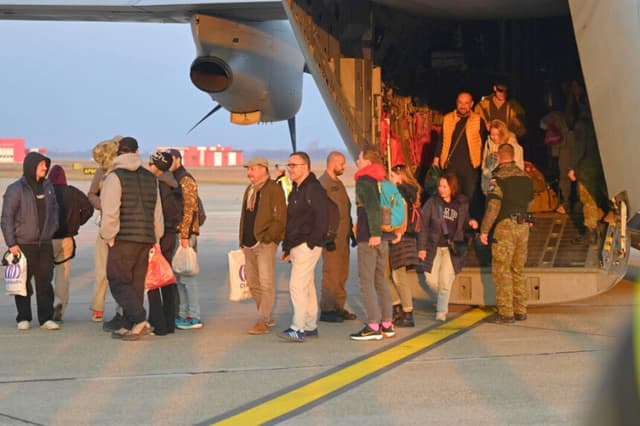 Personas desembarcan de un avión militar al llegar a Eslovaquia tras ser evacuadas de Oriente Medio, el 3 de marzo de 2026. (Martin Baumann/TASR vía AP).