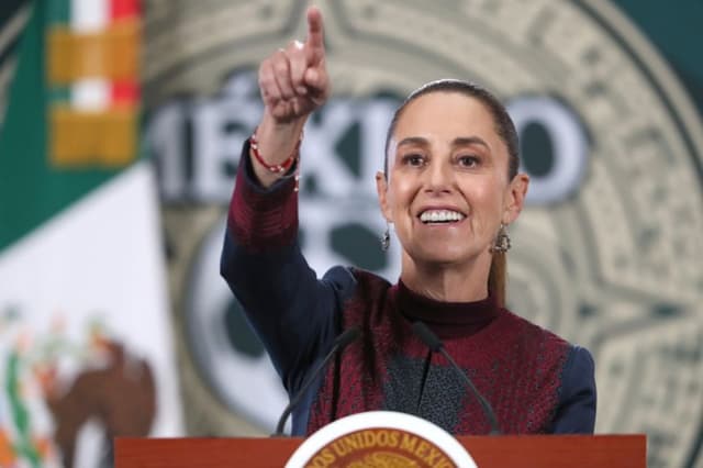 La presidenta de México, Claudia Sheinbaum, habla durante una rueda de prensa este jueves en Palacio Nacional de la Ciudad de México, México. (EFE/Mario Guzmán)