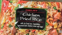 USDA retira del mercado arroz frito y ramen congelados tras hallarse fragmentos de vidrio en los productos