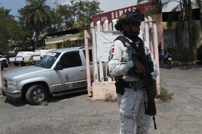Un integrante de la Guardia Nacional custodia el ingreso al Servicio Médico Forense este miércoles, en Ayutla estado de Guerrero (México). (EFE/ José Luis de la Cruz)