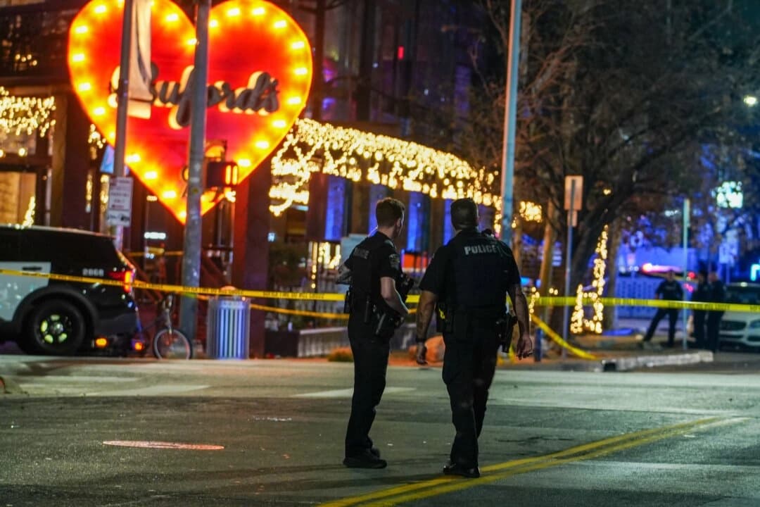 Agentes de policía vigilan la escena en West 6th Street y West Avenue después de un tiroteo en Austin, Texas, el 1 de marzo de 2026. (Ricardo B. Brazziell/Austin American-Statesman vía AP)