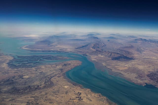 Vista aérea de las costas iraníes y la isla de Qeshm en el estrecho de Ormuz el 10 de diciembre de 2023. (STR/Reuters)