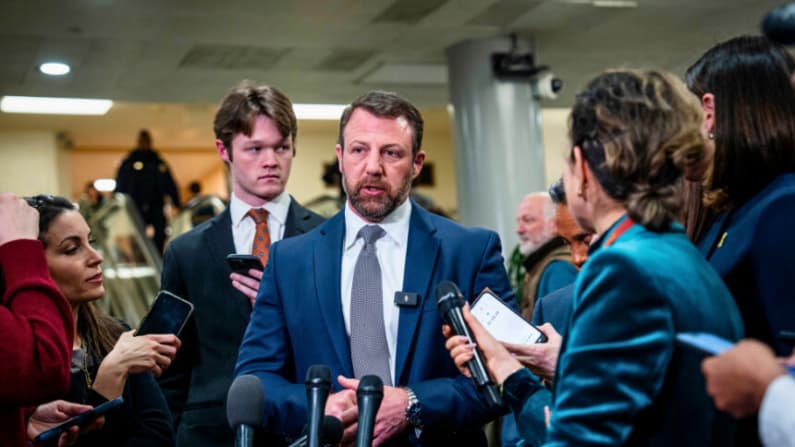 Qué saber sobre Markwayne Mullin, elegido por Trump para reemplazar a Noem al frente del DHS