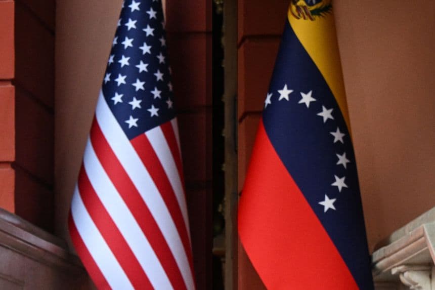 Imagén ilustrativa. Banderas de Estados Unidos y Venezuela. (Federico PARRA / AFP via Getty Images)