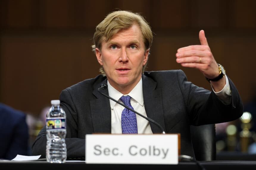 WASHINGTON, DC - 3 DE MARZO: El subsecretario de Defensa para Política de Estados Unidos, Elbridge Colby, testifica ante el Comité de Servicios Armados del Senado en el edificio Hart Senate Office Building el 3 de marzo de 2026 en Washington, DC. El Comité se reunió para examinar una actualización de la Estrategia de Defensa Nacional. (Foto de Kevin Dietsch/Getty Images).