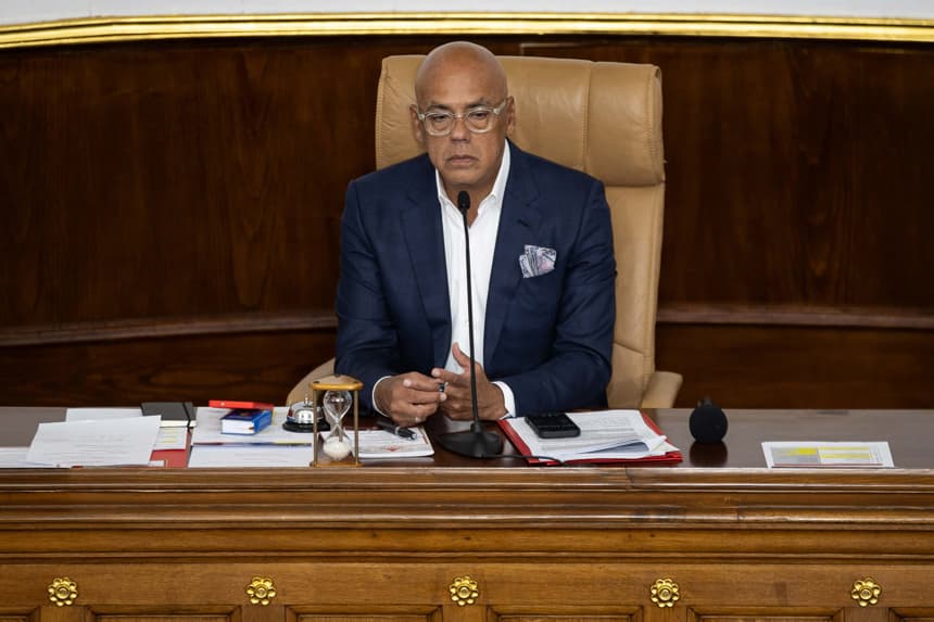 El presidente del Parlamento, Jorge Rodríguez, habla durante una sesión parlamentaria este jueves, en Caracas, Venezuela. (EFE/ Ronald Peña R)