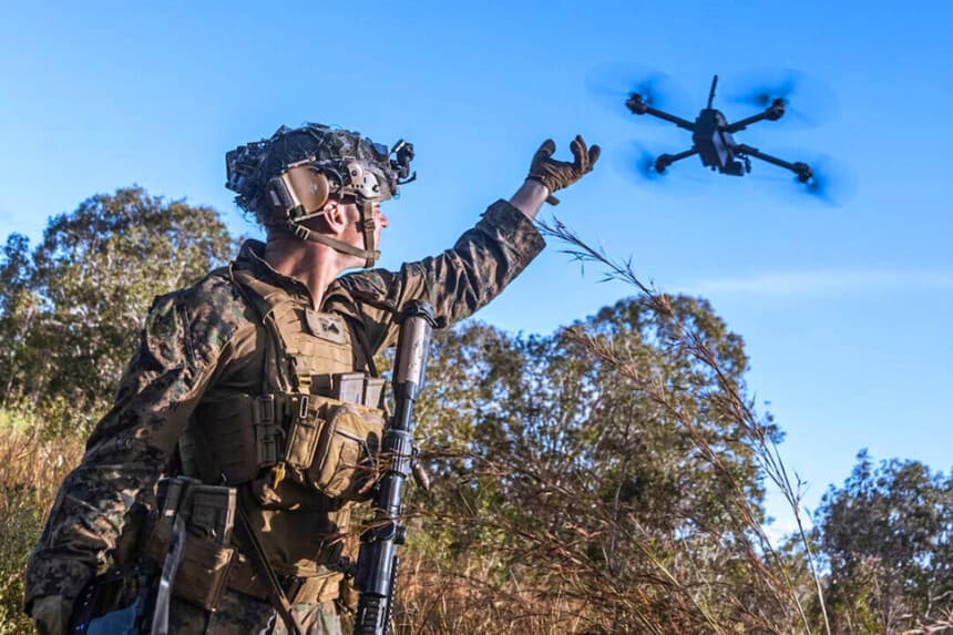 Un especialista en inteligencia estadounidense activa un pequeño sistema aéreo no tripulado durante un simulacro de asalto y captura en Glen Airfield, Australia, el 5 de julio de 2025. (Cabo de primera del Cuerpo de Marines Víctor Gurrola).