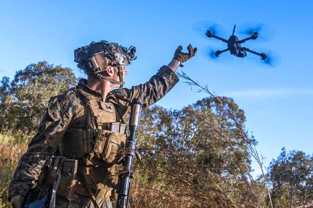 Un especialista en inteligencia estadounidense activa un pequeño sistema aéreo no tripulado durante un simulacro de asalto y captura en Glen Airfield, Australia, el 5 de julio de 2025. (Cabo de primera del Cuerpo de Marines Víctor Gurrola).