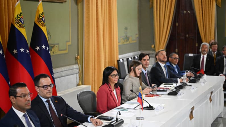Venezuela firma acuerdo energético con la petrolera británica Shell