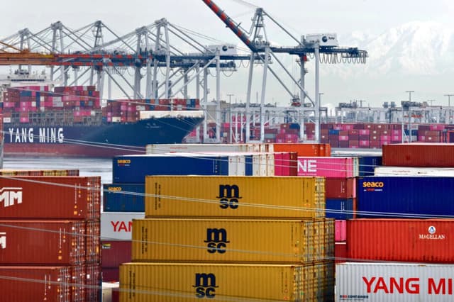 Contenedores de transporte en el puerto de Los Ángeles el 20 de febrero de 2026. (Mario Tama/Getty Images).