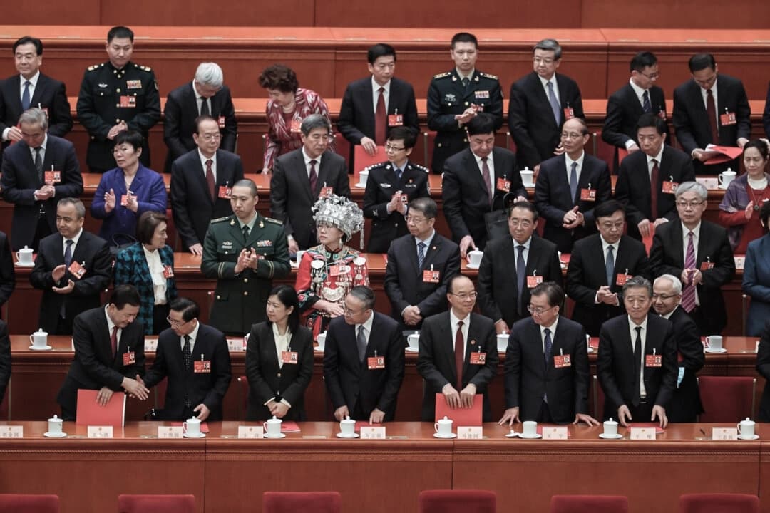 Vista general de los delegados que asisten a la sesión de clausura de la legislatura china, la Asamblea Popular Nacional, en el Gran Salón del Pueblo en Beijing, el 11 de marzo de 2025. (Lintao Zhang/Getty Images)