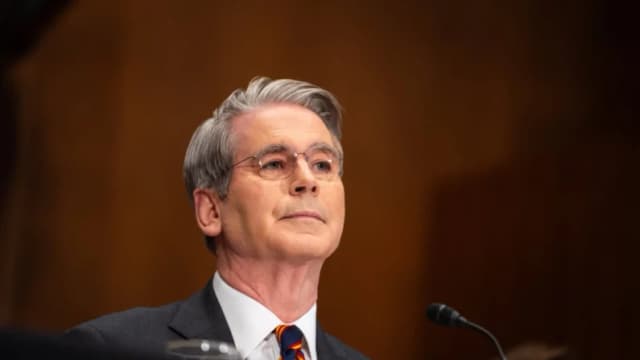 Bessent dice que Estados Unidos podría aliviar las sanciones a más petróleo ruso