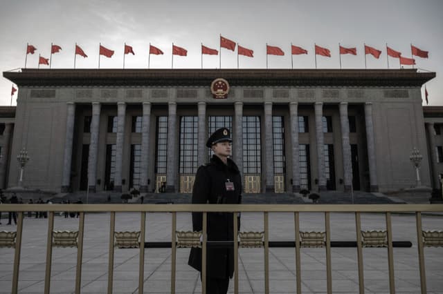 Un miembro de la Policía Armada del Pueblo hace guardia en la entrada de la Asamblea Nacional Popular en el Gran Salón del Pueblo durante las reuniones de las delegaciones el 6 de marzo de 2024 en Beijing, China. (Foto de Kevin Frayer/Getty Images)