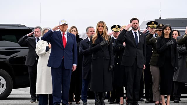 Trump asiste al traslado de militares fallecidos durante la Operación Furia Épica