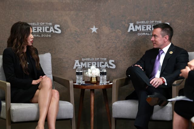 Fotografía cedida por la Presidencia de Ecuador que muestra al presidente de Ecuador, Daniel Noboa (d), hablando con la secretaria de Seguridad Nacional de los Estados Unidos, Kristi Noem (i) durante una reunión este 7 de marzo de 2026, en el marco de la llamada cumbre 'Escudo de las Américas' en Miami (EE.UU.). (EFE/ Presidencia de Ecuador)