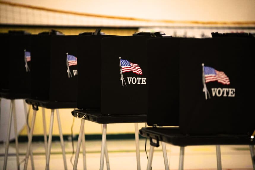 Cabinas de votación en el colegio electoral de la escuela primaria Glass, en Eagle Pass, Texas, el 8 de noviembre de 2022. (MARK FELIX/AFP a través de Getty Images)