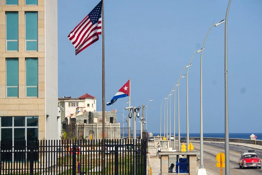 Un automóvil clásico pasa frente a la Embajada de Estados Unidos en La Habana, Cuba, el 15 de junio de 2022. (Alexandre Meneghini/Reuters)