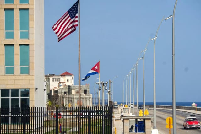 Un automóvil clásico pasa frente a la Embajada de Estados Unidos en La Habana, Cuba, el 15 de junio de 2022. (Alexandre Meneghini/Reuters)