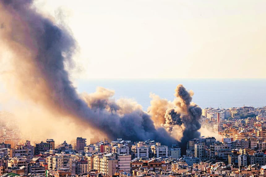 Columnas de humo se elevan tras el bombardeo israelí sobre los suburbios del sur de Beirut el 2 de marzo de 2026. La guerra iniciada por Estados Unidos e Israel contra Irán se extendió por Oriente Medio el 2 de marzo, con la entrada en liza de Hezbolá del Líbano y el ataque a una base aérea británica en Chipre. (IBRAHIM AMRO / AFP a través de Getty Images)