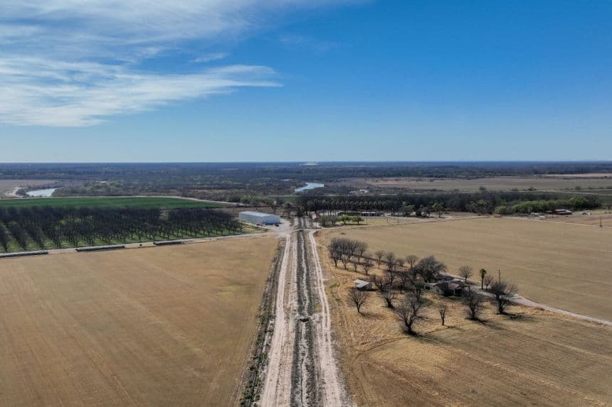 En una vista aérea, se ven campos a la espera de ser regados, el 22 de febrero de 2023 en Quemado, Texas. (Brandon Bell/Getty Images)