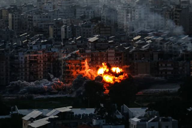 Una bola de fuego asciende desde el lugar de un ataque aéreo israelí que tuvo como objetivo una zona en los suburbios del sur de Beirut, Líbano, el 6 de marzo de 2026. (AFP vía Getty Images)
