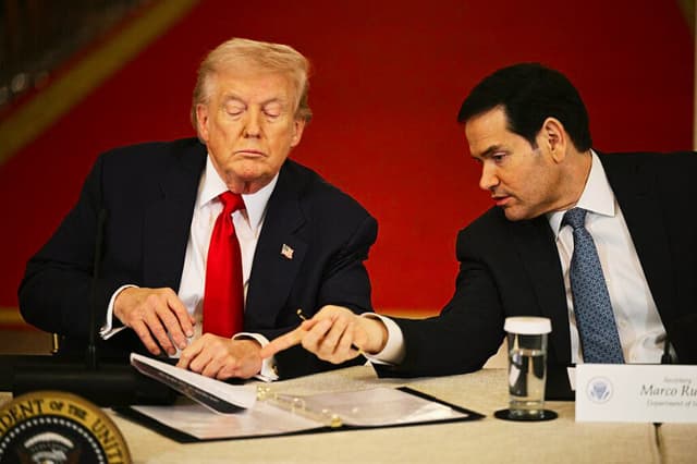 El presidente de los Estados Unidos, Donald Trump, y el secretario de Estado, Marco Rubio, hablan durante una mesa redonda para "salvar los deportes universitarios" en el Salón Este de la Casa Blanca en Washington D. C., el 6 de marzo de 2026. (Brendan SMIALOWSKI / AFP a través de Getty Images)