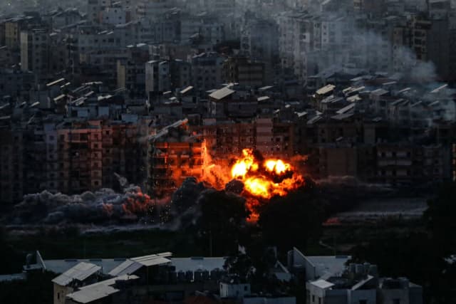 Una bola de fuego asciende desde el lugar de un ataque aéreo israelí que tuvo como objetivo una zona en los suburbios del sur de Beirut, Líbano, el 6 de marzo de 2026. (AFP vía Getty Images)