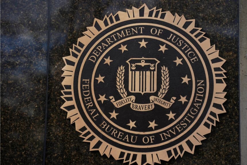 El logotipo de la Oficina Federal de Investigaciones (FBI) exhibido en el edificio en Washington, DC, EE. UU., el 28 de noviembre de 2025. (Nathan Howard/Reuters)