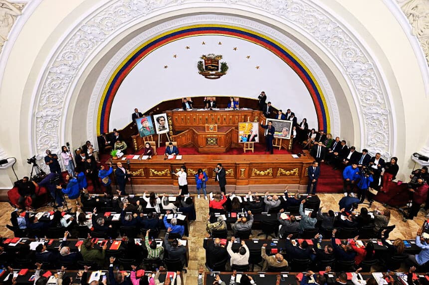 Los legisladores de la Asamblea Nacional de Venezuela asisten a un debate sobre un proyecto de ley de amnistía propuesto por la presidenta interina de Venezuela, Delcy Rodríguez, en la Asamblea Nacional en Caracas, el 19 de febrero de 2026. El Parlamento de Venezuela reanudó el 19 de febrero el debate sobre un proyecto de ley de amnistía que podría liberar a cientos de presos políticos. (Federico PARRA / AFP vía Getty Images)