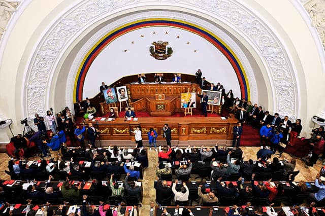 Los legisladores de la Asamblea Nacional de Venezuela asisten a un debate sobre un proyecto de ley de amnistía propuesto por la presidenta interina de Venezuela, Delcy Rodríguez, en la Asamblea Nacional en Caracas, el 19 de febrero de 2026. El Parlamento de Venezuela reanudó el 19 de febrero el debate sobre un proyecto de ley de amnistía que podría liberar a cientos de presos políticos. (Federico PARRA / AFP vía Getty Images)
