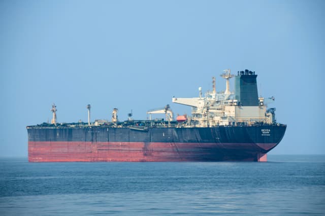 El petrolero Sevda navega cerca de Bandare Asaluyah, Irán, el 27 de enero de 2026. El condensado se carga en los petroleros después de ser procesado en las refinerías de gas de Bandare Asaluyah. (Foto de Sam / Middle East Images / AFP a través de Getty Images).