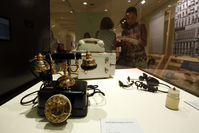 En la imagen de archivo, algunas de los modelos clásicos de teléfono en una exposición. (EFE/R. García)