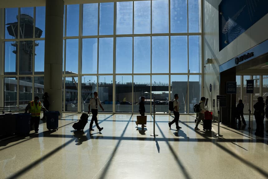 Pasajeros y tripulación se dirigen a un control de seguridad de la Administración de Seguridad en el Transporte (TSA) mientras viajan por el Aeropuerto Internacional de Los Ángeles (LAX) en Los Ángeles, el 26 de noviembre de 2025. (Foto de Patrick T. Fallon / AFP a través de Getty Images).