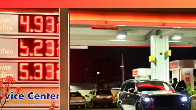 Schumer pide a Trump liberar reservas de petróleo ante el alza de precios por la guerra con Irán