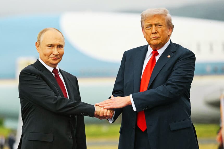 El presidente Donald Trump saluda al presidente ruso Vladimir Putin en la pista de aterrizaje tras su llegada a la Base Conjunta Elmendorf-Richardson en Anchorage, Alaska, el 15 de agosto de 2025. (ANDREW CABALLERO-REYNOLDS / AFP a través de Getty Images)