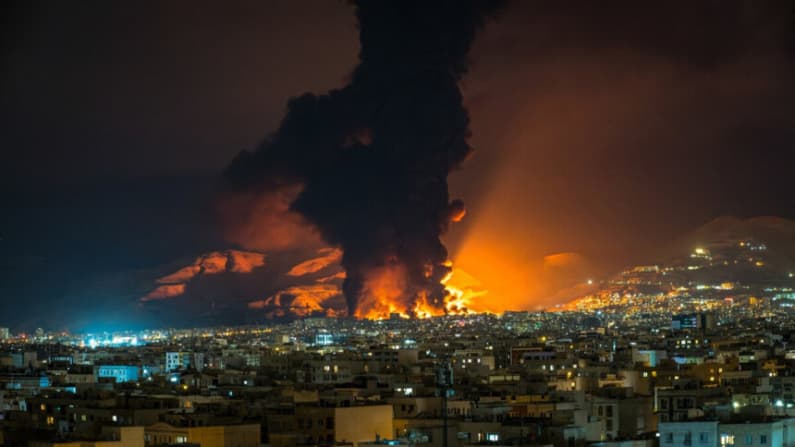 Informes desde Irán describen represión, caos en las prisiones y miedo mientras continúan los ataques
