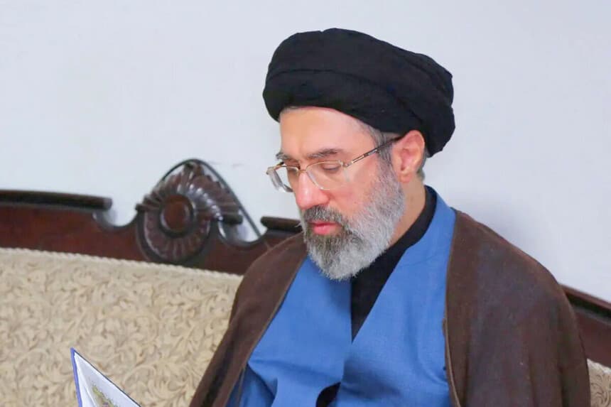 Mojtaba Khamenei, segundo hijo del difunto líder supremo de Irán, el ayatolá Ali Khamenei, visita la oficina de Hezbolá en Teherán, Irán, el 1 de octubre de 2024. (Oficina del líder supremo iraní/WANA/Documento facilitado por Reuters).
