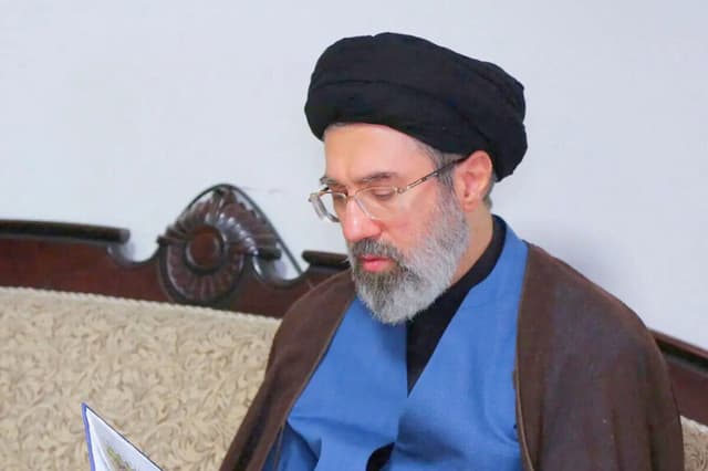 Mojtaba Khamenei, segundo hijo del difunto líder supremo de Irán, el ayatolá Ali Khamenei, visita la oficina de Hezbolá en Teherán, Irán, el 1 de octubre de 2024. (Oficina del líder supremo iraní/WANA/Documento facilitado por Reuters).