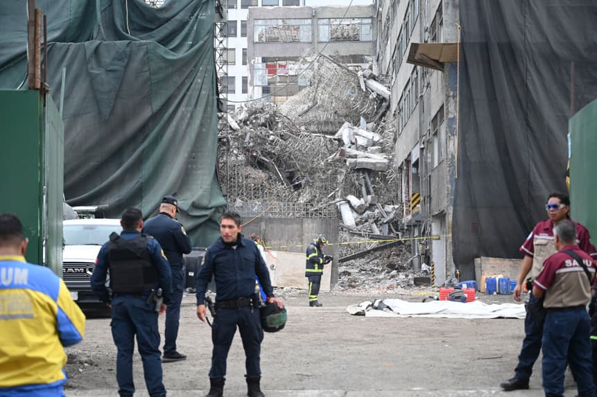 Cuerpos de emergencia y rescate trabajan en el edificio que se colapsó este lunes en la Ciudad de México (EFE/Madla Hartz)