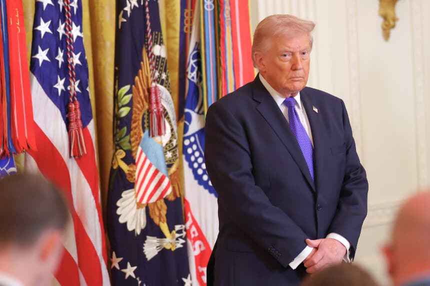 WASHINGTON, DC - 2 DE MARZO: El presidente de Estados Unidos, Donald Trump, llega a la ceremonia de entrega de la Medalla de Honor en el Salón Este de la Casa Blanca el 2 de marzo de 2026 en Washington, DC. Trump otorgó a tres soldados la más alta condecoración militar: al sargento mayor Roddie Edmonds, fallecido en 1985, por proteger a prisioneros judíos de los guardias nazis durante la Segunda Guerra Mundial; al entonces sargento Terry Richardson, por salvar la vida de 85 compañeros durante la guerra de Vietnam; y al sargento Michael Ollis, fallecido en la guerra de Afganistán al proteger a otro soldado de un terrorista suicida. (Foto de Win McNamee/Getty Images).