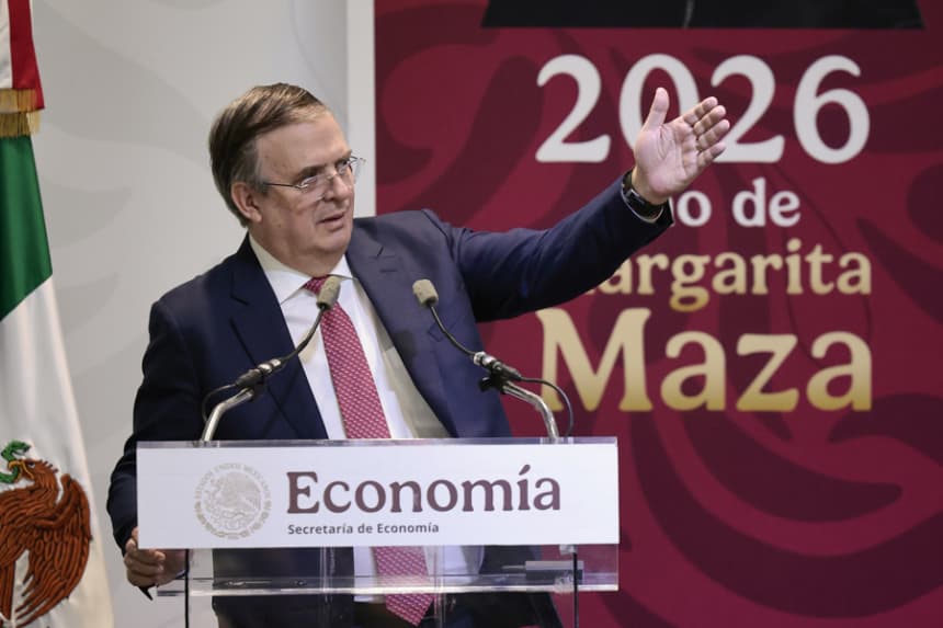 El secretario de Economía, Marcelo Ebrard, habla durante la presentación del informe sobre las consultas del T-MEC este lunes, en Ciudad de México. (EFE/ José Méndez)