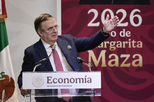 El secretario de Economía, Marcelo Ebrard, habla durante la presentación del informe sobre las consultas del T-MEC este lunes, en Ciudad de México. (EFE/ José Méndez)