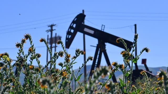 Precios del petróleo caen y las acciones se recuperan tras comentarios de Trump sobre Irán