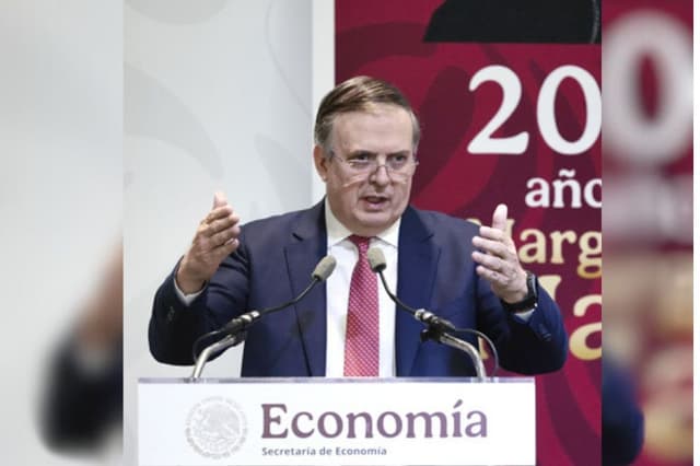El secretario de Economía, Marcelo Ebrard, habla durante la presentación del informe sobre las consultas del T-MEC este lunes, en Ciudad de México (EFE/ José Méndez)