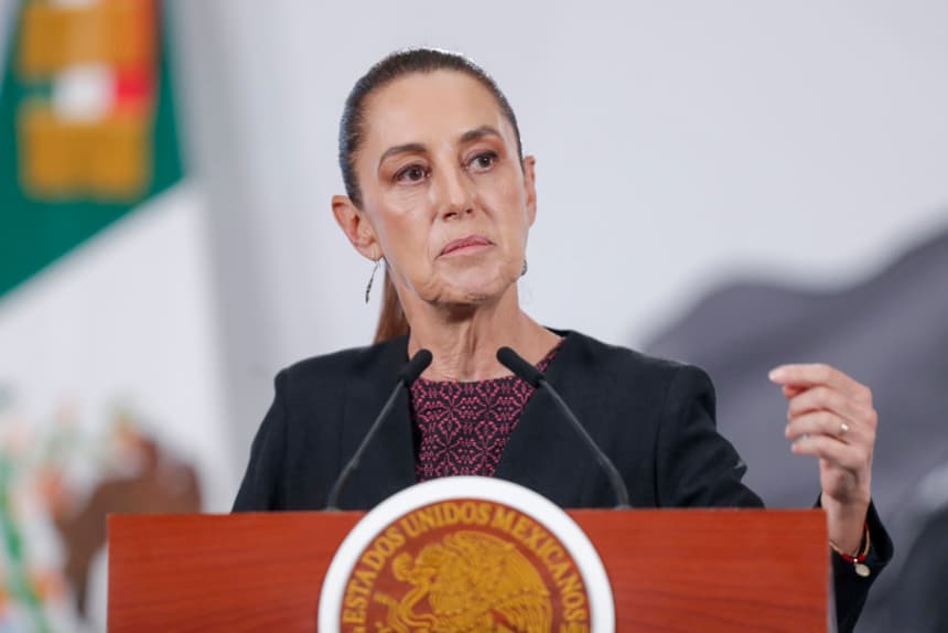 La presidenta de México, Claudia Sheinbaum, habla en una rueda de prensa este martes en el Palacio Nacional de la Ciudad de México. (EFE/Isaac Esquivel)