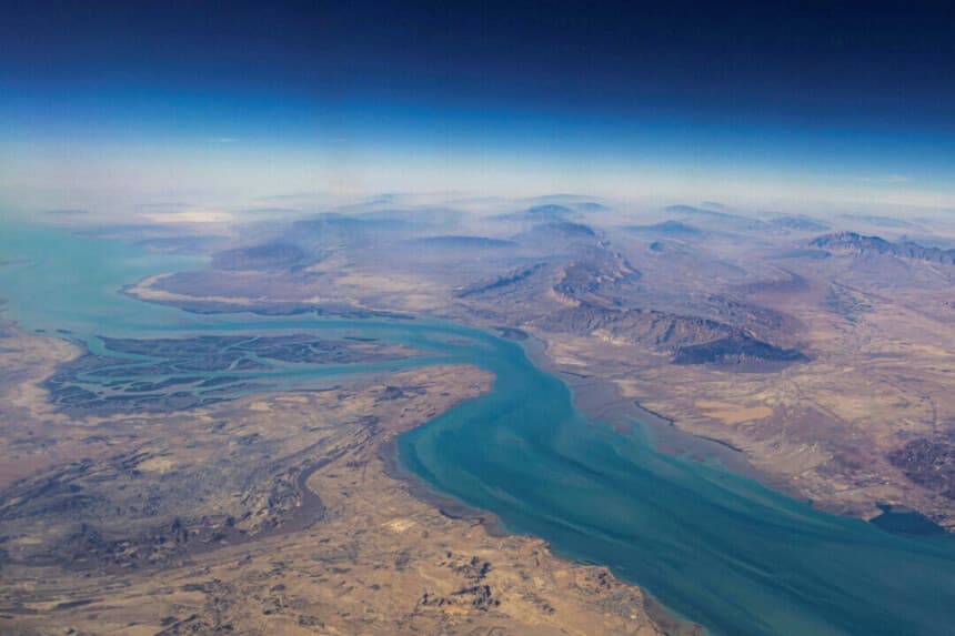 Vista aérea de la costa iraní y la isla de Qeshm en el estrecho de Ormuz el 10 de diciembre de 2023. (STR/Reuters).