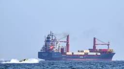 Enfrentamiento en el estrecho de Ormuz paraliza petroleros y no hay solución fácil para reactivar tráfico