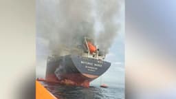 Tres barcos alcanzados por proyectiles en el estrecho de Ormuz mientras se intensifican ataques de Irán