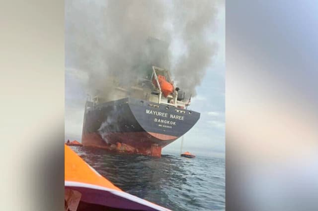 El buque de carga Mayuree Naree, con bandera tailandesa, envuelto en humo negro en el estrecho de Ormuz, el 11 de marzo de 2026. (Armada Real Tailandesa/Comunicado vía Reuters).