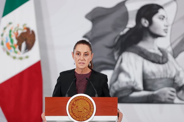 La presidenta de México, Claudia Sheinbaum, habla en una rueda de prensa este martes, en el Palacio Nacional de la Ciudad de México (EFE/ Isaac Esquivel)